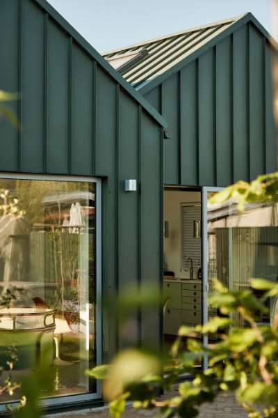 For KATTEN da, for et flot kolonihavehus beklædt med stålprofiler, Gladsaxe Møllevej 75, 2860 Søborg